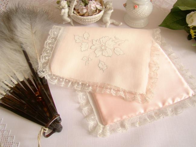 Merveilleuse pochette en satin de soie rose, pour ranger les mouchoirs 1930