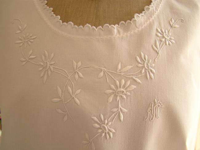 Charmante chemise de nuit en batiste brodé de marguerites, mono AM