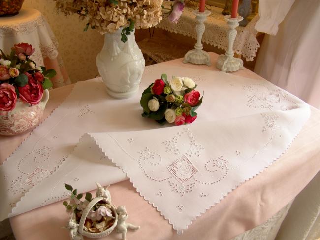 Élégante petite nappe en batiste de lin avec broderie et dentelle de filet