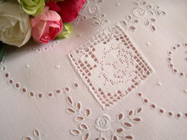 Élégante petite nappe en batiste de lin avec broderie et dentelle de filet