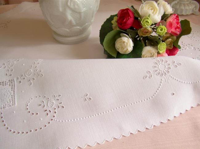 Élégante petite nappe en batiste de lin avec broderie et dentelle de filet