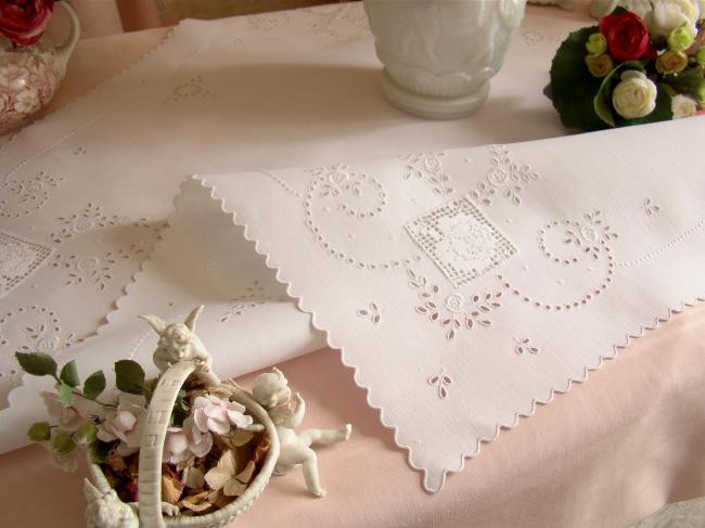 Élégante petite nappe en batiste de lin avec broderie et dentelle de filet