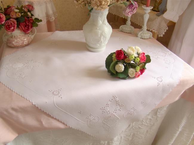 Élégante petite nappe en batiste de lin avec broderie et dentelle de filet