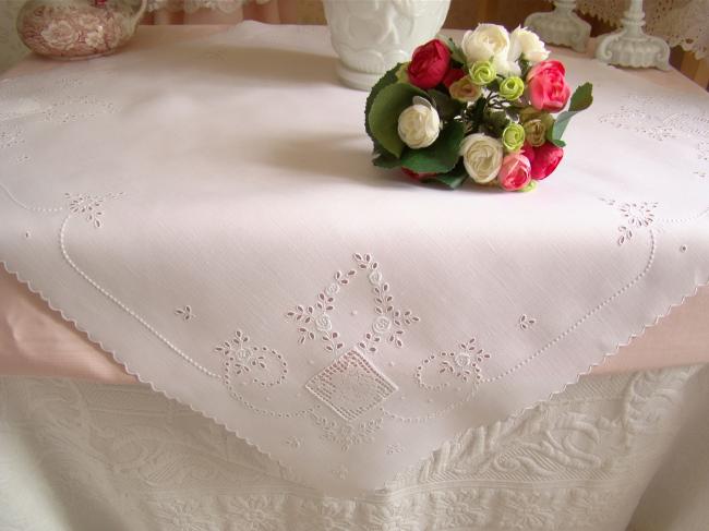 Élégante petite nappe en batiste de lin avec broderie et dentelle de filet