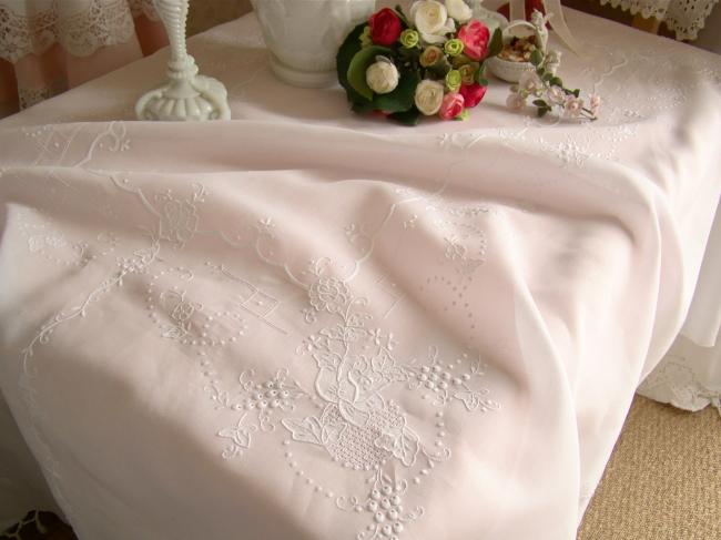 Romantique nappe en voile coton brodée d'arabesques et de fleurs ajourées