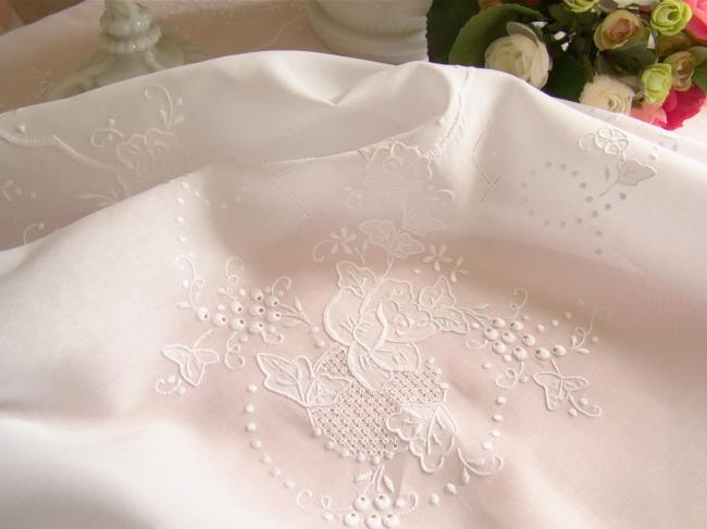 Romantique nappe en voile coton brodée d'arabesques et de fleurs ajourées