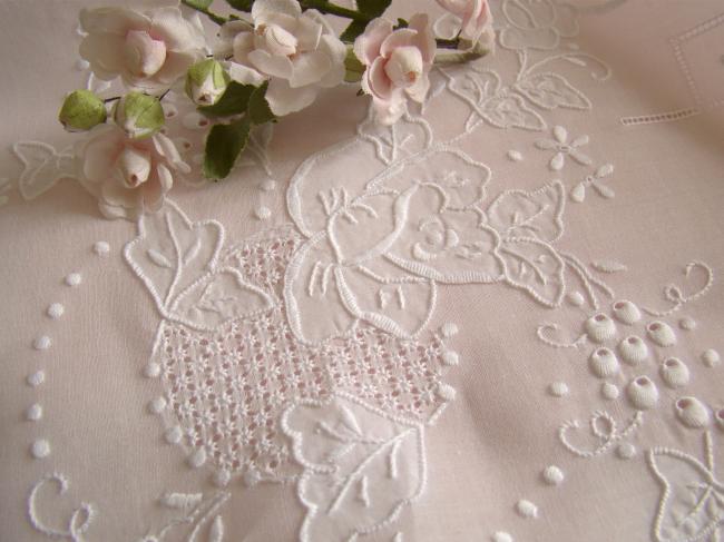 Romantique nappe en voile coton brodée d'arabesques et de fleurs ajourées