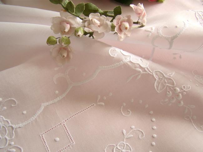 Romantique nappe en voile coton brodée d'arabesques et de fleurs ajourées