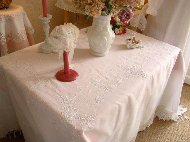 Romantique nappe en voile coton brodée d'arabesques et de fleurs ajourées