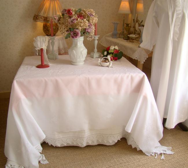 Romantique nappe en voile coton brodée d'arabesques et de fleurs ajourées