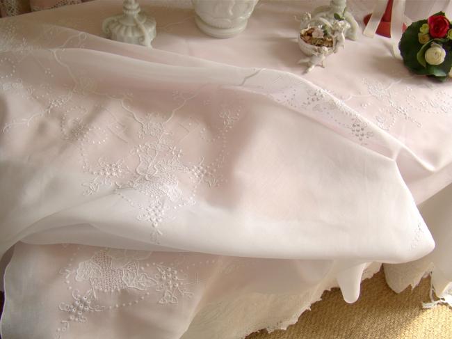 Romantique nappe en voile coton brodée d'arabesques et de fleurs ajourées