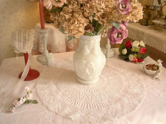 Magnifique grand centre de vase rond avec très belle dentelle de macramé 1900