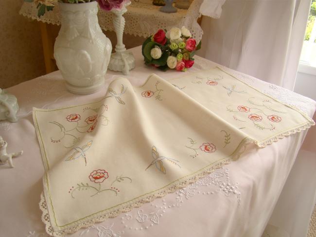 Charmant dessus de meuble en broderie avec Colibri et fleurs & dentelle