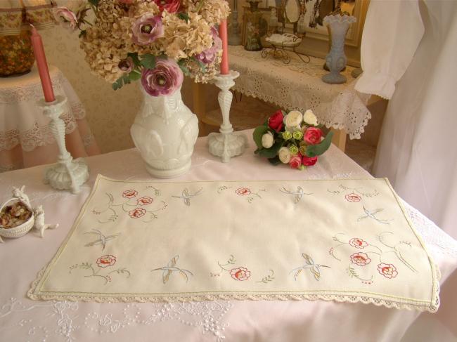 Charmant dessus de meuble en broderie avec Colibri et fleurs & dentelle