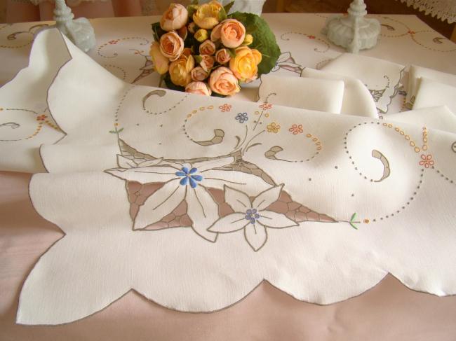 Superb embroidered tablecloth in linen & its serviettes, Madeira 1940