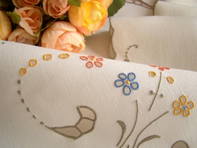 Superb embroidered tablecloth in linen & its serviettes, Madeira 1940