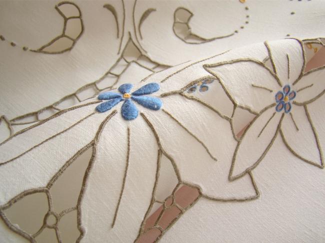 Superb embroidered tablecloth in linen & its serviettes, Madeira 1940