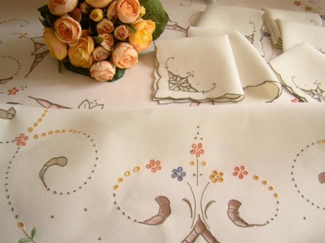 Superbe nappe en lin richement brodée de fleurs & ses serviettes, Madeira 1940