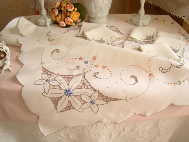 Superb embroidered tablecloth in linen & its serviettes, Madeira 1940