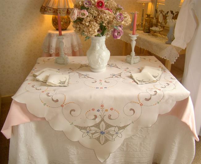 Superb embroidered tablecloth in linen & its serviettes, Madeira 1940