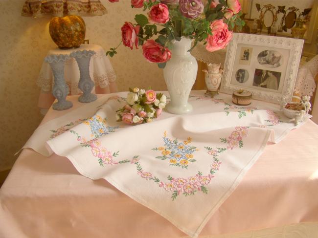 Merveilleuse nappe en lin brodée à la main d'une couronne de fleurs roses