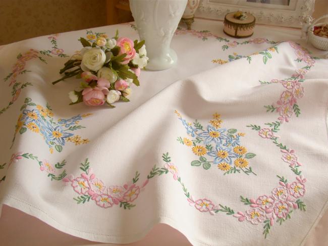 Merveilleuse nappe en lin brodée à la main d'une couronne de fleurs roses