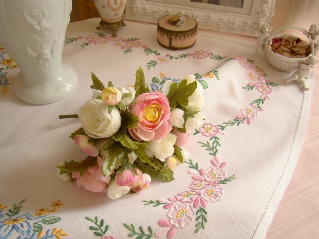 Merveilleuse nappe en lin brodée à la main d'une couronne de fleurs roses