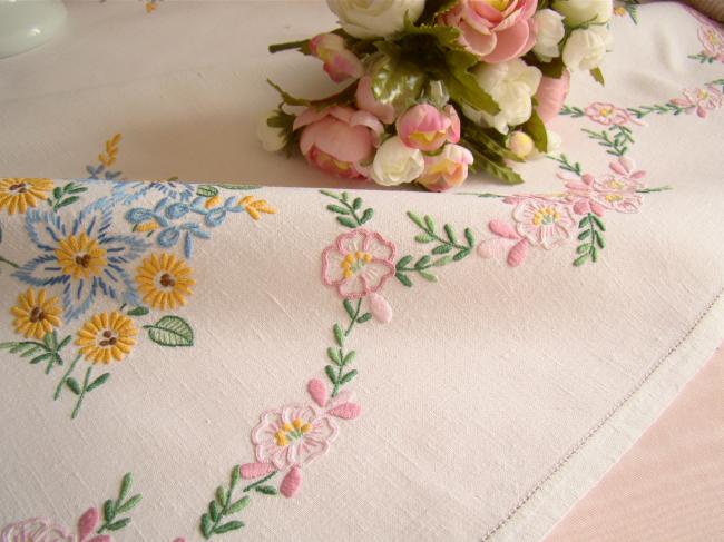 Merveilleuse nappe en lin brodée à la main d'une couronne de fleurs roses