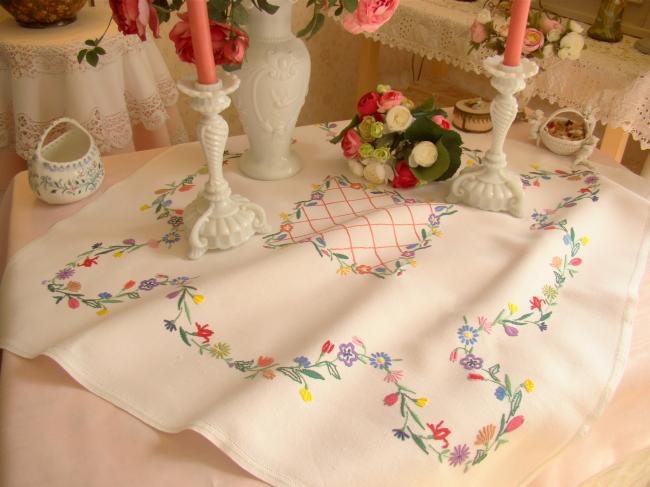 Adorable nappe en lin brodée à la main de fleurs du printemps