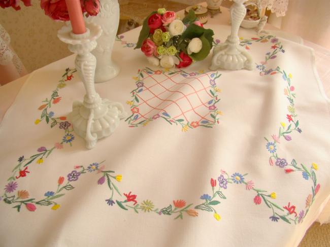 Adorable nappe en lin brodée à la main de fleurs du printemps