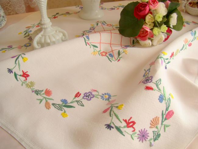 Adorable nappe en lin brodée à la main de fleurs du printemps