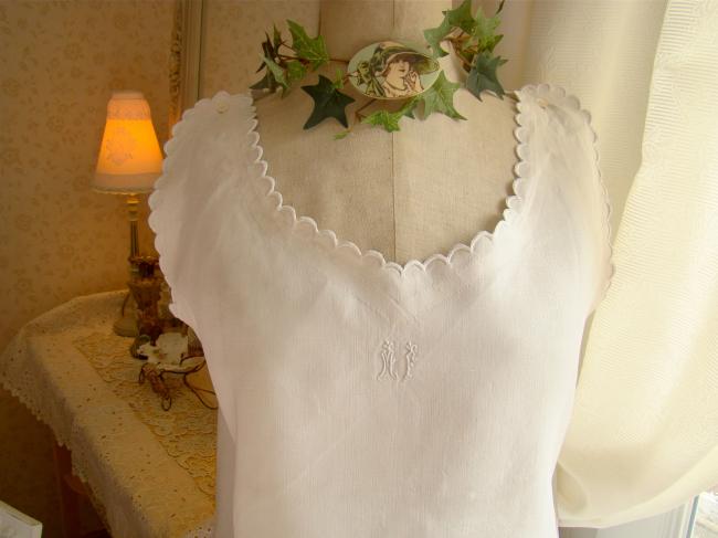 Jolie chemise de nuit en toile de lin avec bordure festonnée à la main, mono MF
