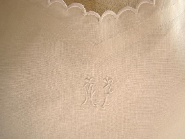 Jolie chemise de nuit en toile de lin avec bordure festonnée à la main, mono MF