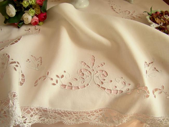 Splendeur de nappe brodée de papillons à la Richelieu et dentelle aux fuseaux 