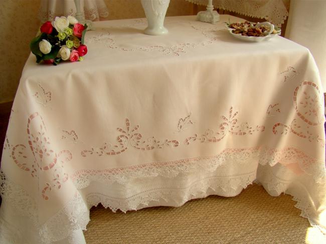 Splendeur de nappe brodée de papillons à la Richelieu et dentelle aux fuseaux 