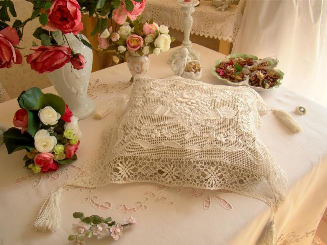 Merveilleux panneau brodé d'un cartouche de fleurs entouré de dentelle de Cluny