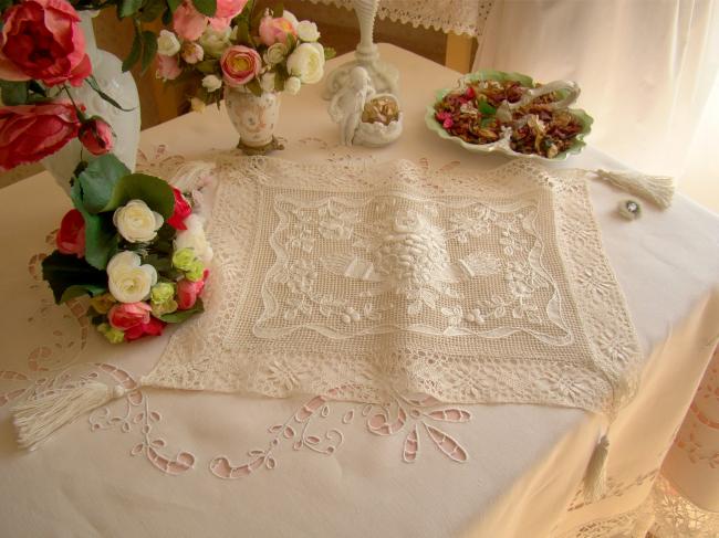 Merveilleux panneau brodé d'un cartouche de fleurs entouré de dentelle de Cluny