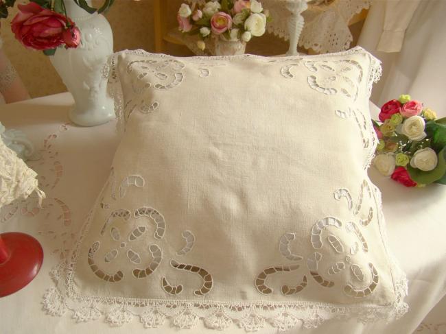 Adorable housse de coussin brodée à la Richelieu, entourée de dentelle