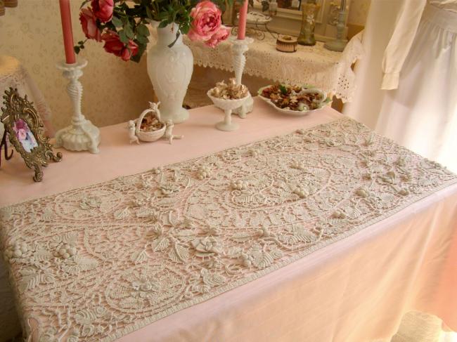 Sublime chemin de table en dentelle Renaissance, crochet, point de milan 1900