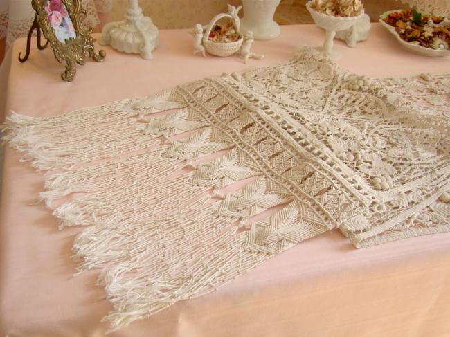 Sublime chemin de table en dentelle Renaissance, crochet, point de milan 1900