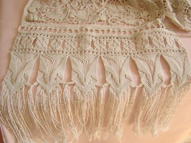 Sublime chemin de table en dentelle Renaissance, crochet, point de milan 1900