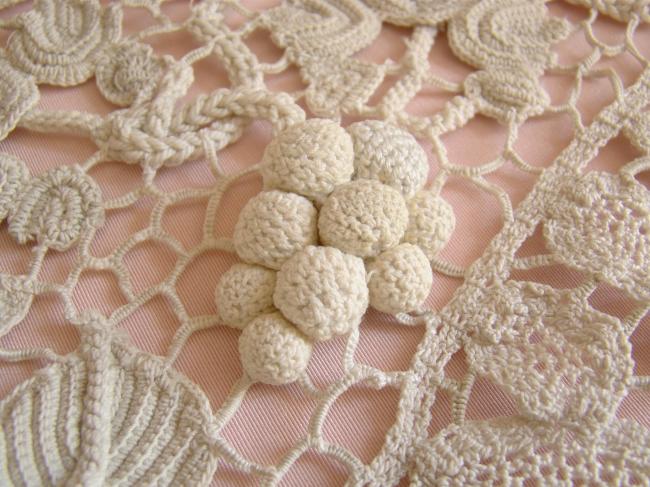 Sublime chemin de table en dentelle Renaissance, crochet, point de milan 1900