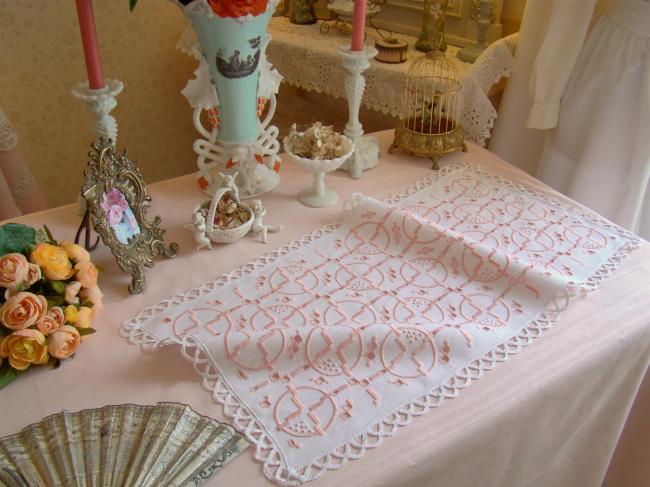 Superbe chemin de table brodé et ajouré en rose entouré de dentelle