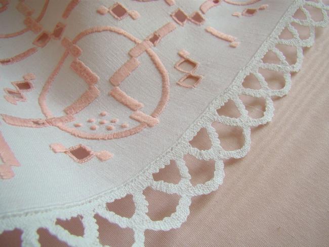 Superbe chemin de table brodé et ajouré en rose entouré de dentelle