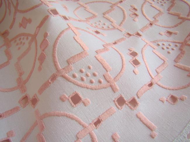 Superbe chemin de table brodé et ajouré en rose entouré de dentelle