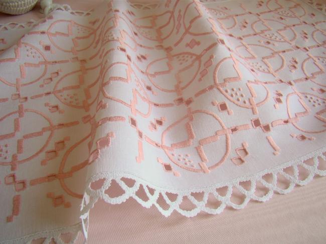 Superbe chemin de table brodé et ajouré en rose entouré de dentelle