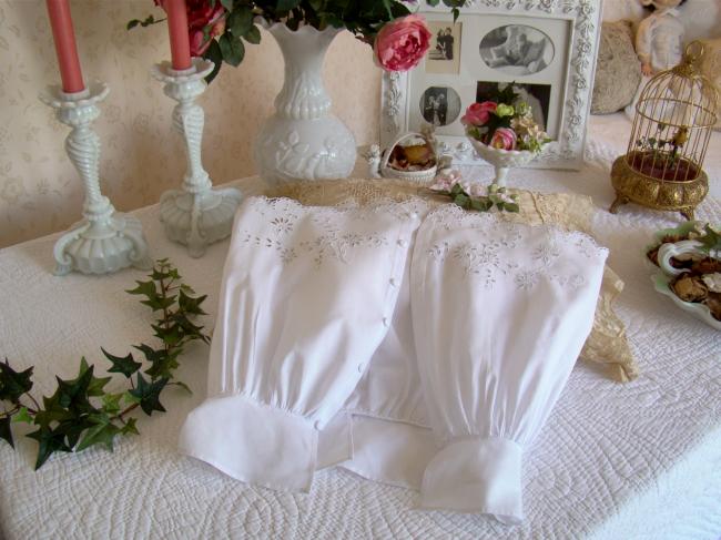 Romantique cache-corset en batiste de lin brodé de rinceaux de fleurs 1900