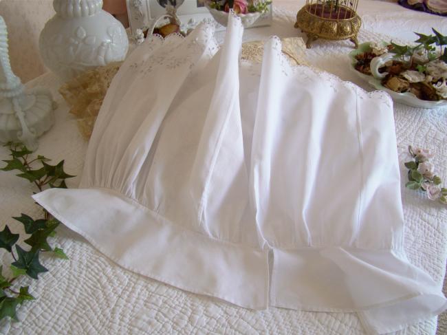 Romantique cache-corset en batiste de lin brodé de rinceaux de fleurs 1900