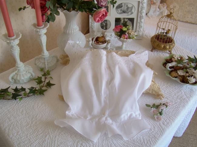 Merveilleux cache-corset en linon de lin brodé de fleurs, plis religieux 1900