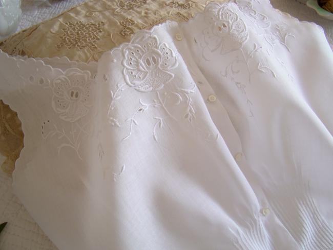 Merveilleux cache-corset en linon de lin brodé de fleurs, plis religieux 1900